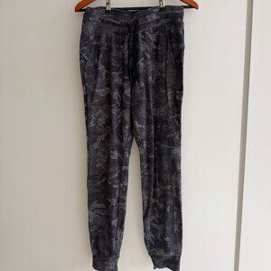 Lululemon Ready To Rulu Pant - Women's Size 6 - Incognito Camo Grey
